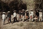 Annam, Hue 1931 - A group of workers wear a hat with a wide-brimmed hat to shade the sun..jpg